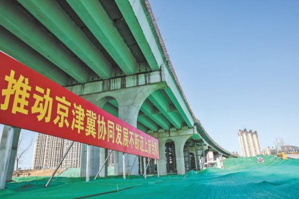 京冀跨河“牵手”，建设中的厂通路大桥雄伟壮观。
