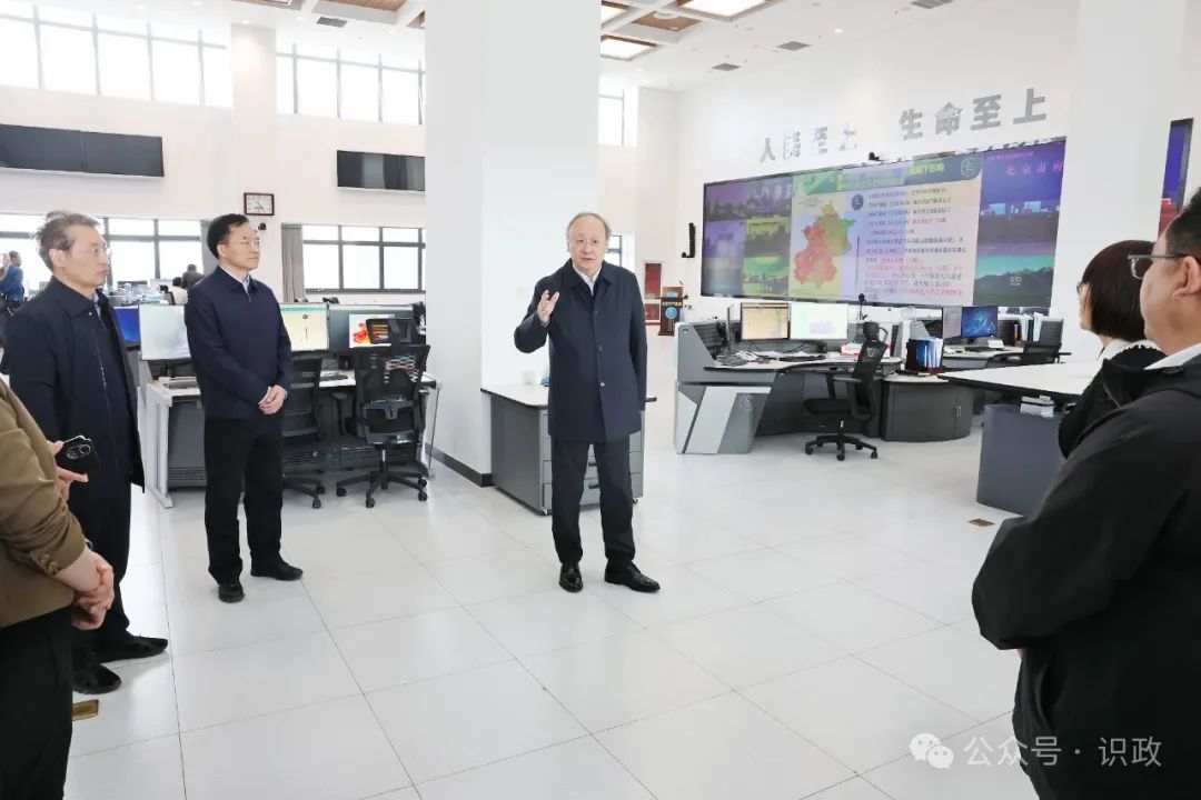 要求再接再厉，做好天气预报预警等工作