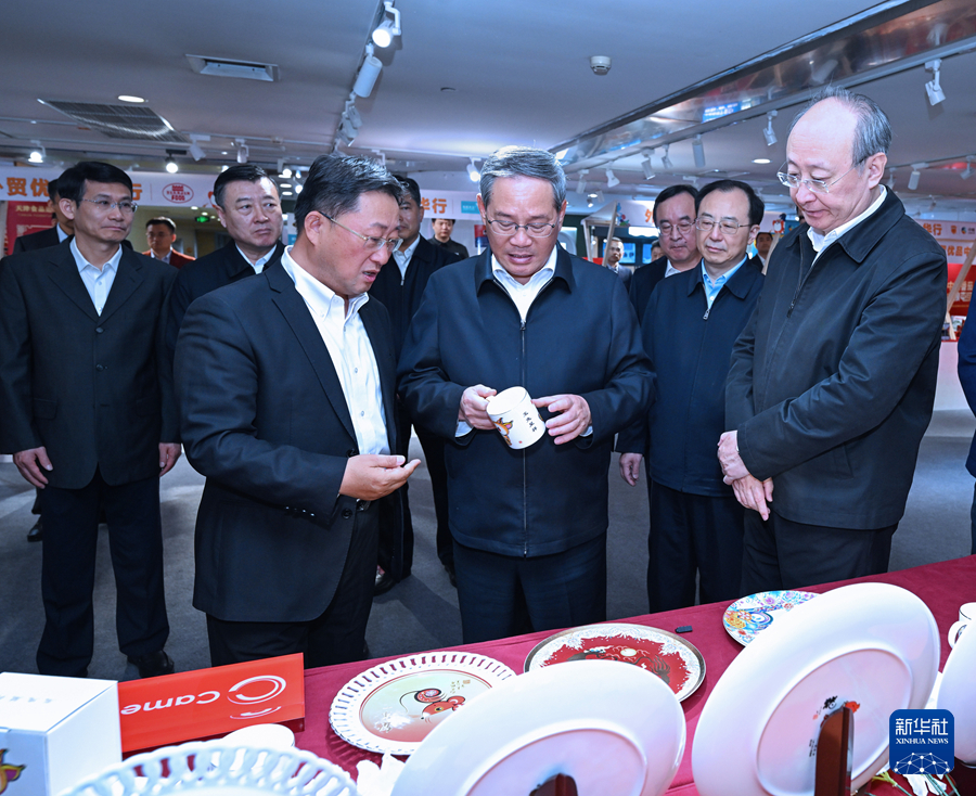 4月15日，中共中央政治局常委、国务院总理李强在北京调研。这是李强在外贸优品中华行西单大悦城展销现场，详细了解产品出口及内销情况。