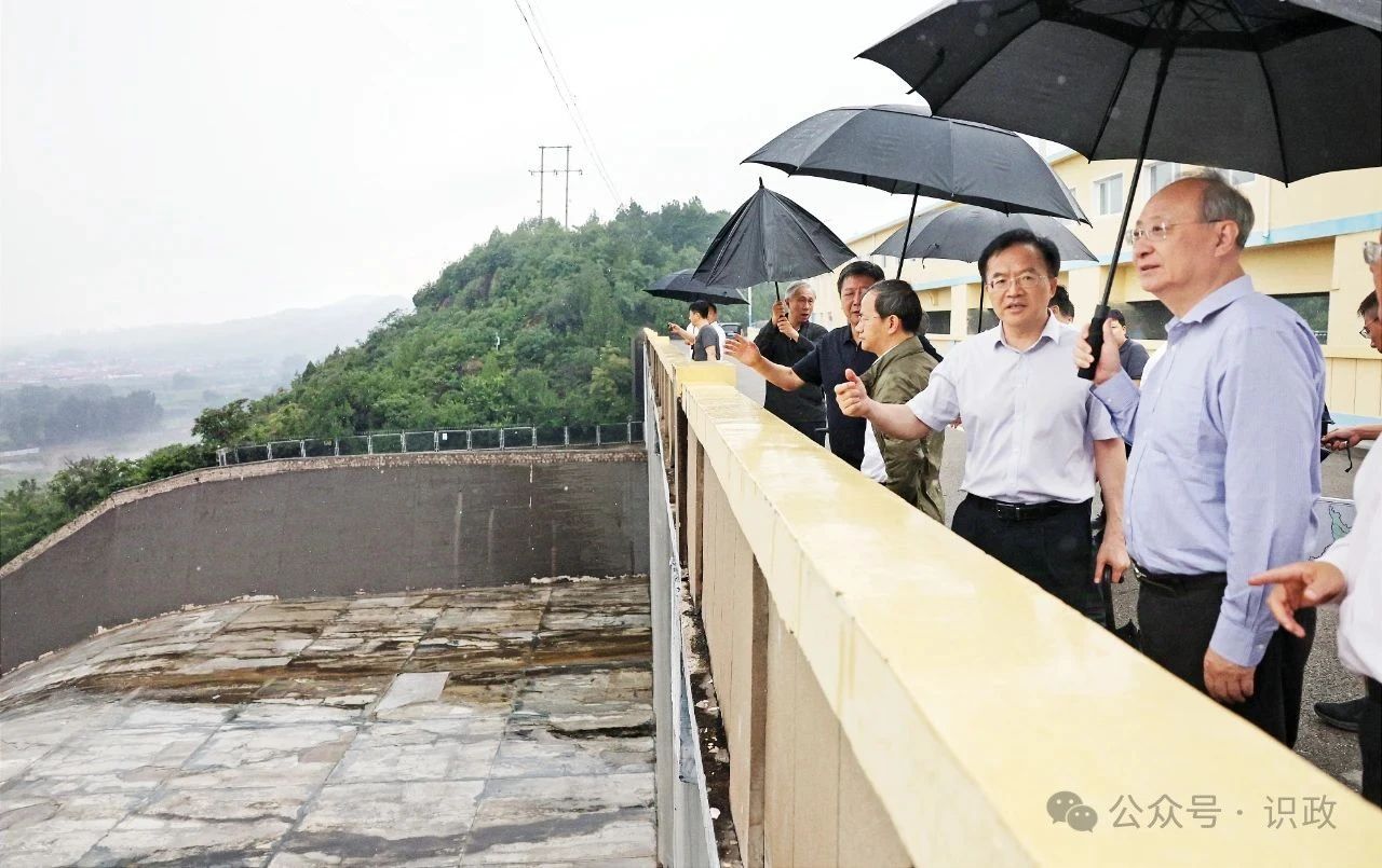 察看密云水库坝体、水闸等运行情况
