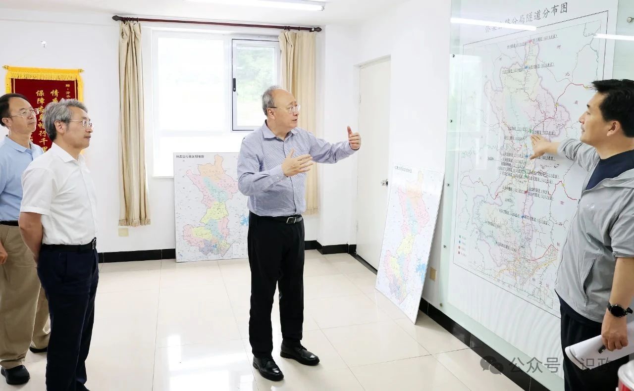 要求尽一切努力打通道路，确保险村群众安全