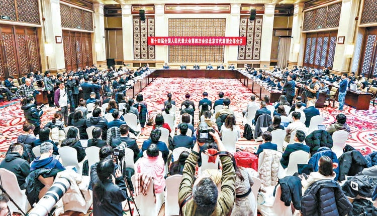 昨天上午，十四届全国人大四次会议北京市代表团举行开放团组会议，并接受中外媒体记者的集体采访。