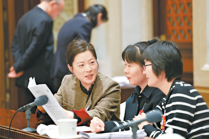 昨天上午，十四届全国人大四次会议北京市代表团召开代表小组会议，审议最高人民法院工作报告、最高人民检察院工作报告。小组会议结束后，几位代表围绕相关话题继续讨论。