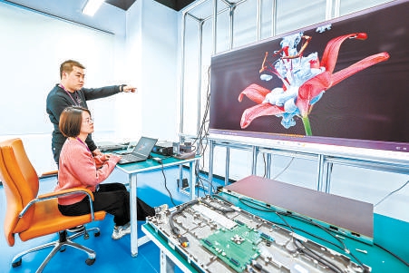 首钢园入驻企业连日来加速复工复产,位于园区东北角的金安桥区域中关村科幻产业创新中心,已是一片火热景象。图为元旭半导体科技股份有限公司工作人员正在调试LED屏产品。 首钢园入驻企业连日来加速复工复产,位于园区东北角的金安桥区域中关村科幻产业创新中心,已是一片火热景象。图为元旭半导体科技股份有限公司工作人员正在调试LED屏产品。