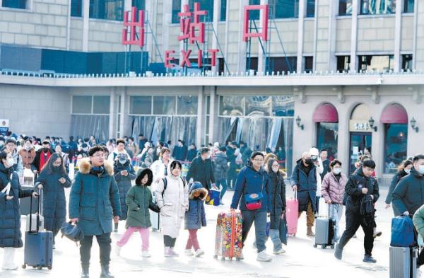 春节长假结束，北京站返京乘客众多。