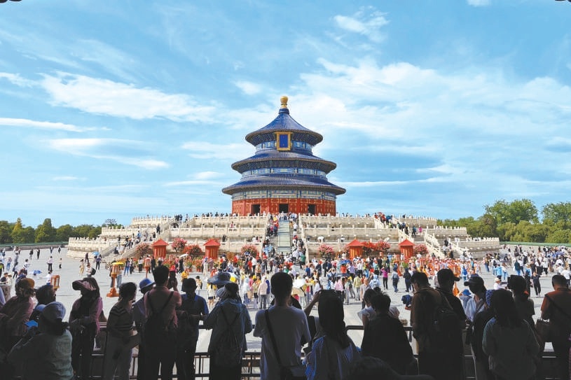端午假期，市民和游客纷纷到天坛一睹皇家园林风采。