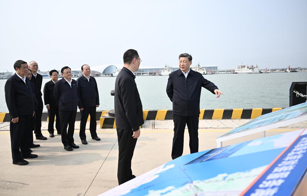 2023年4月10日，中共中央总书记、国家主席、中央军委主席习近平在广东省湛江市徐闻县徐闻港专用码头考察。