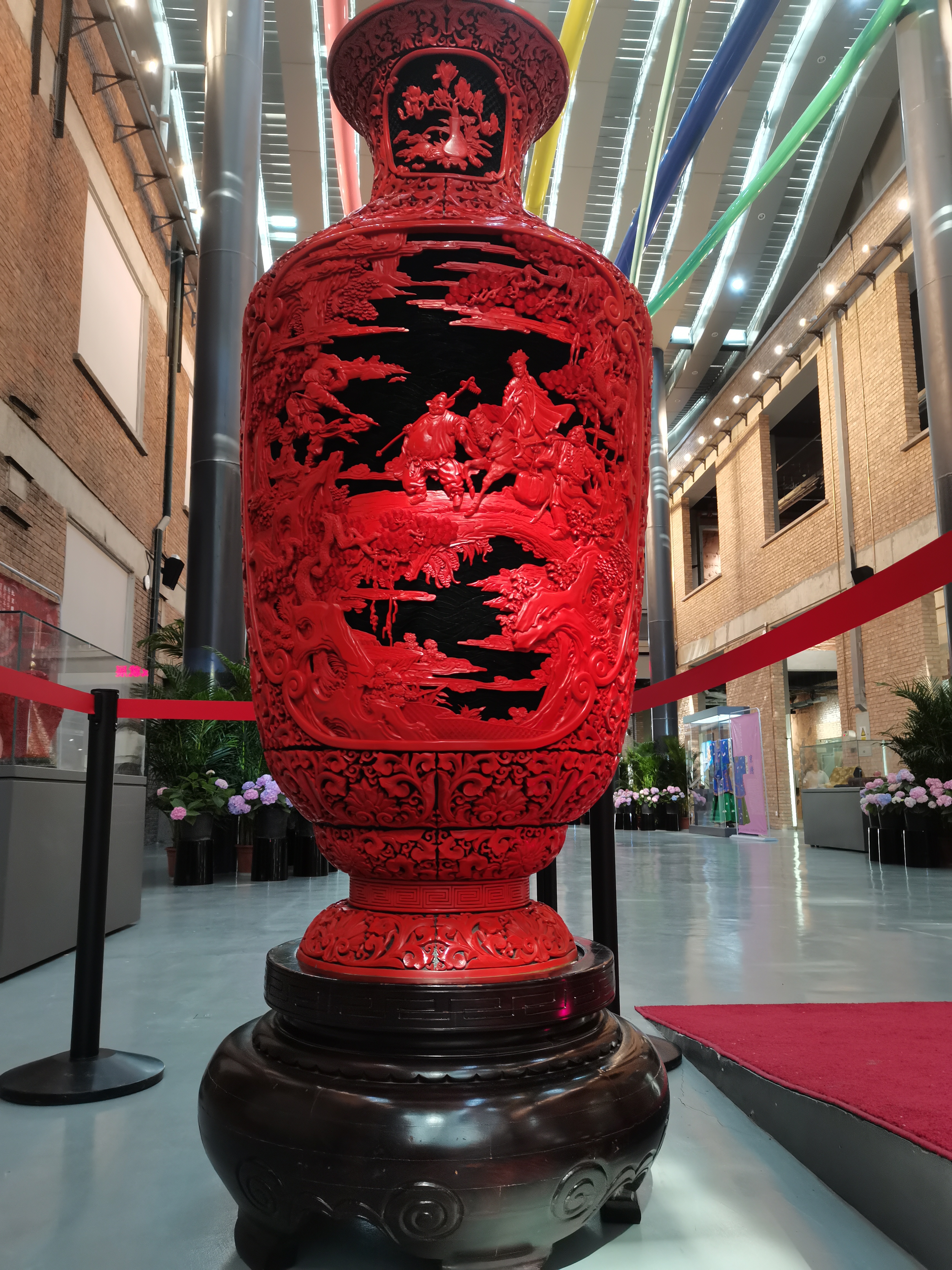 北京雕漆—剔红四大名著花瓶