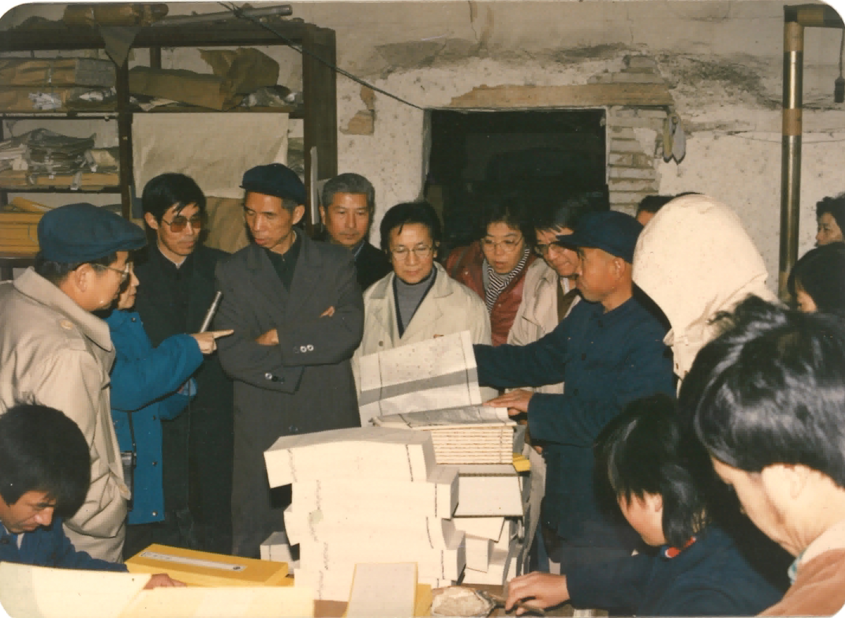 三代传人任志向文物出版社社长王代文（左五）介绍龙藏经刷版（拍摄时间：1987年 地点：北京华艺斋古籍印务有限责任公司 拍摄者：任宝全 内容：三代传人任志向文物出版社社长王代文（左五）介绍龙藏经刷版