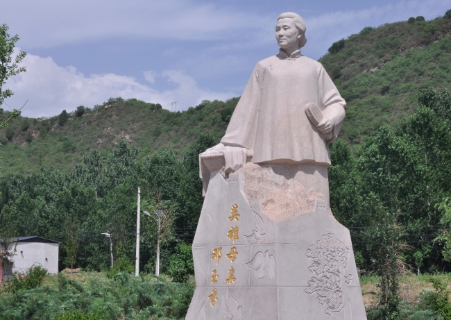 英雄母亲——邓玉芬雕塑