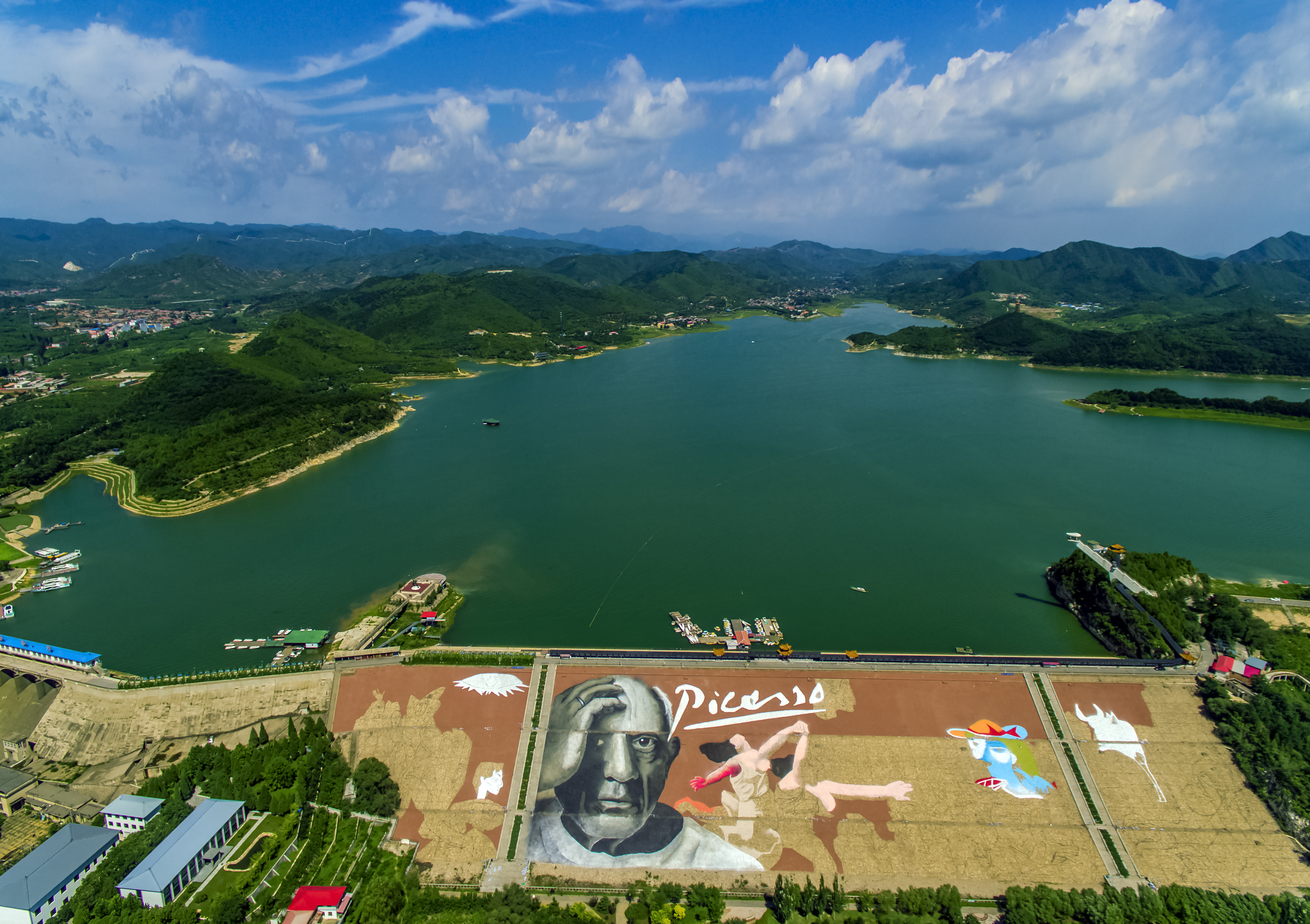 金海湖坝体彩绘2.jpg
