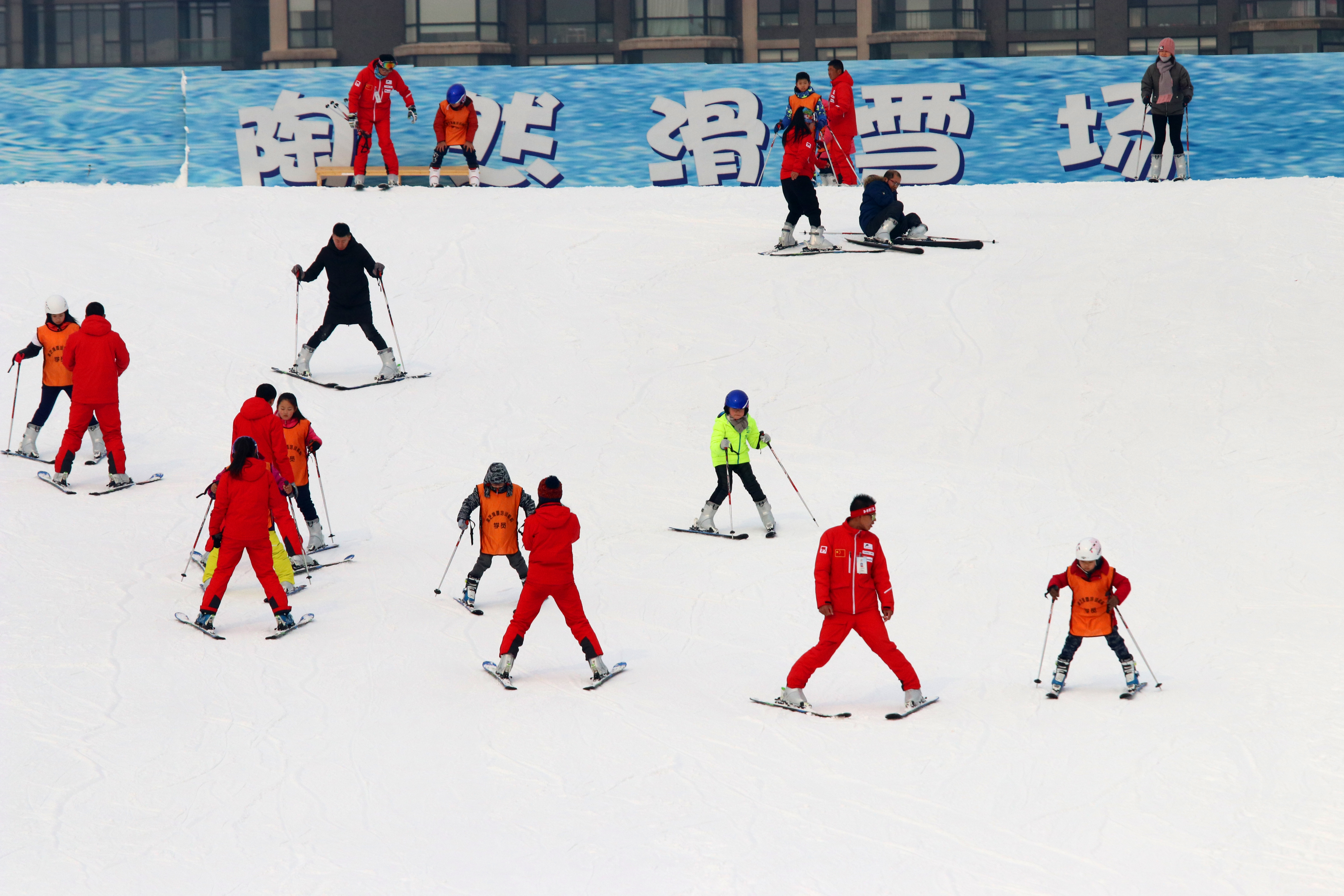 大课堂（2018年1月27日，北京陶然亭滑雪场上，市民在学习滑雪。）