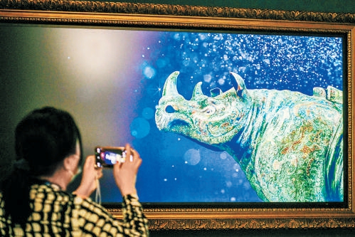 在“数说犀尊”展上，借助高清三维扫描、超高清显示、增强现实等技术，观众能捕捉更多文物高清细节。