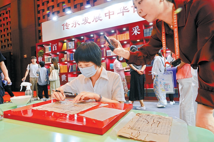 6月15日，在第21届北京国际图书节展区，中国书店古籍修复师现场展示古籍修复技艺。