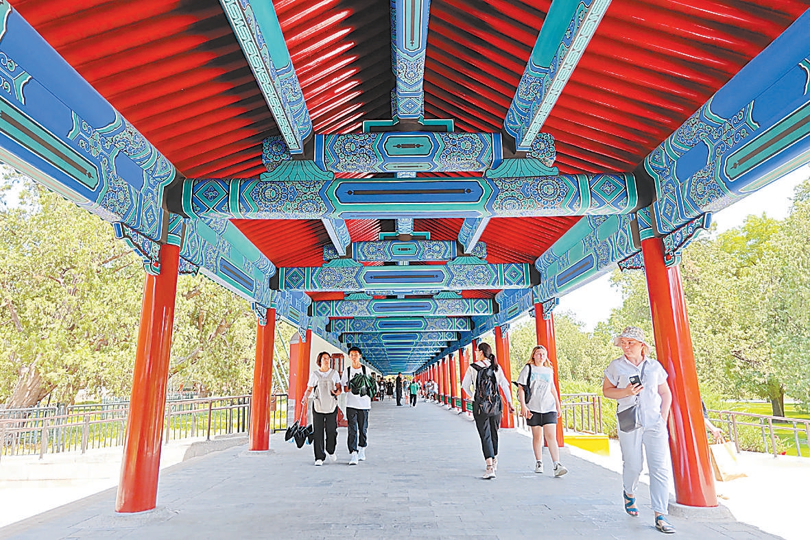 天坛公园长廊油饰彩画焕然一新。（邓伟 摄）