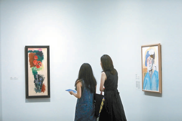 7月13日，观众仔细欣赏马蒂斯作品。（甘南 摄）
