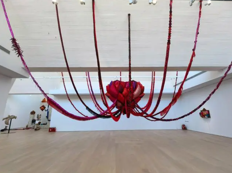 超大“燃烧之心”点亮展厅 葡萄牙国宝艺术家作品在京展出