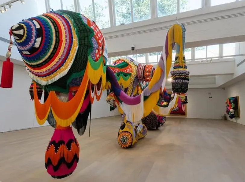 超大“燃烧之心”点亮展厅 葡萄牙国宝艺术家作品在京展出