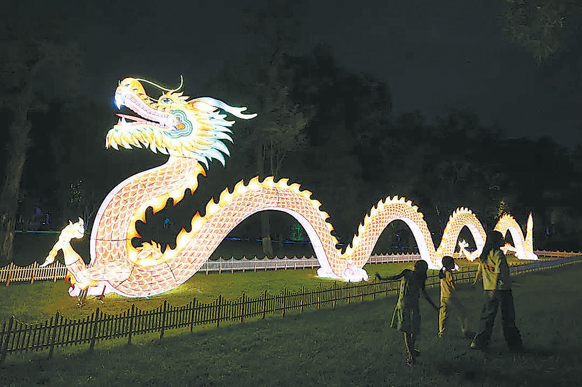 每天18时30分至22时开启光影秀 龙潭公园的夜晚很梦幻