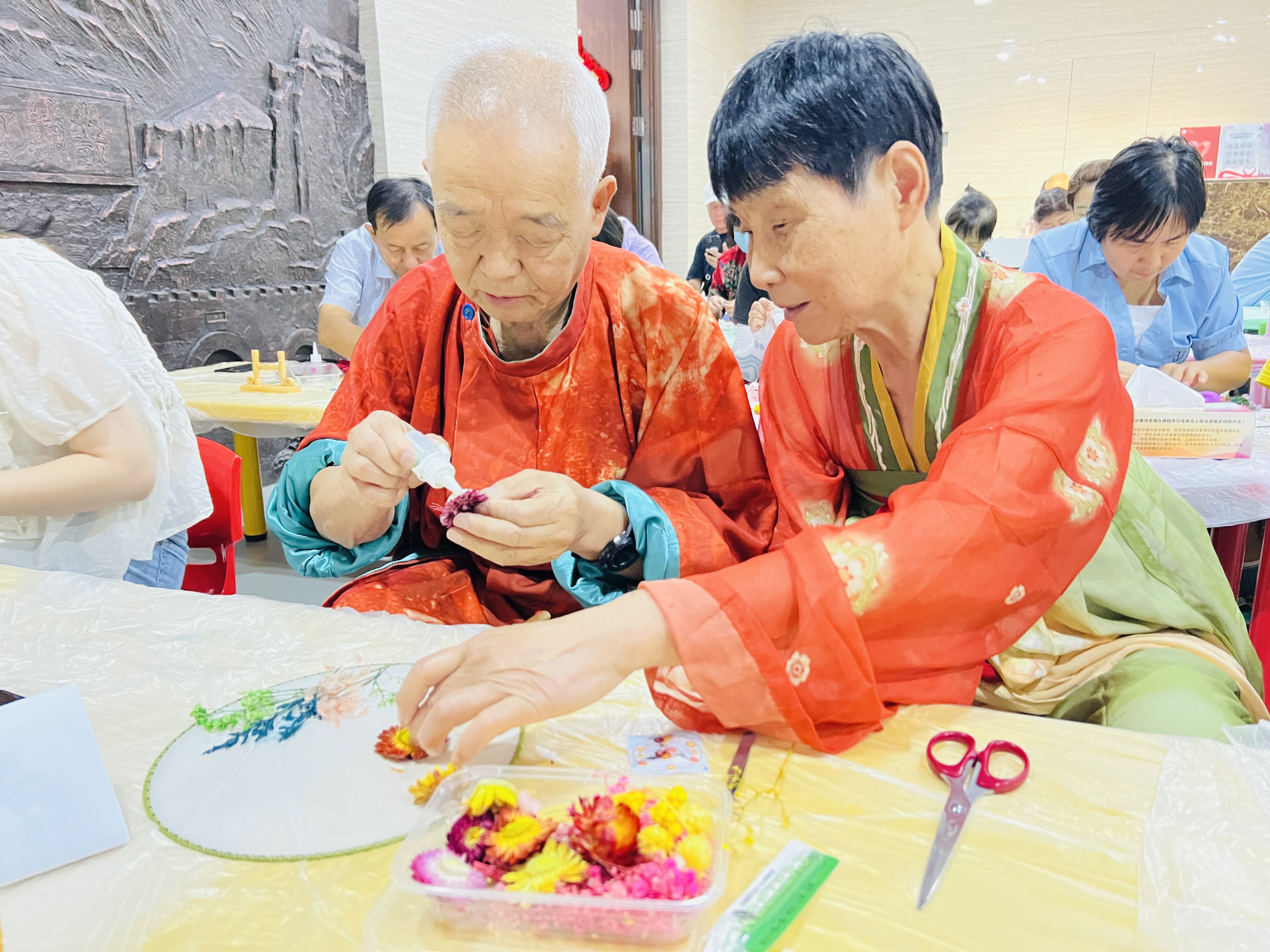 “鹊桥入画扇 乞巧话国风”博物馆里过七夕