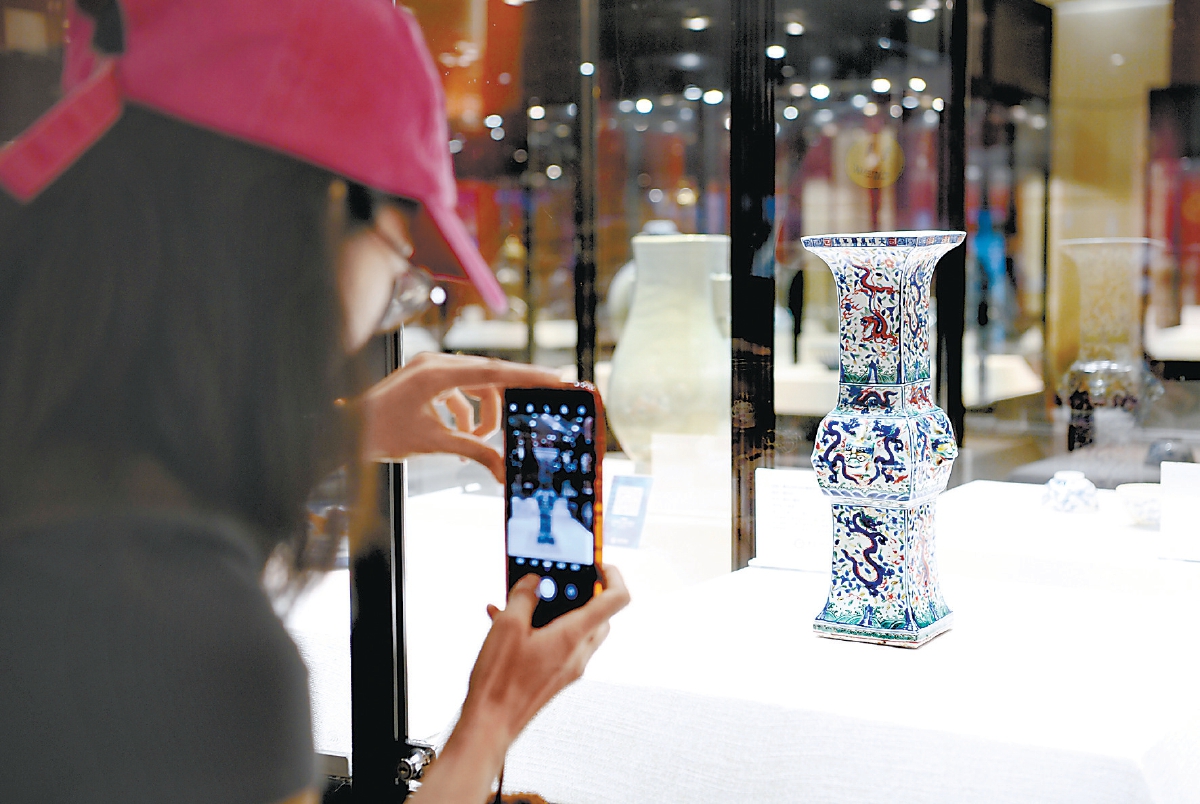 文物精品展上的精美器物吸引观众驻足拍照。 文物精品展上的精美器物吸引观众驻足拍照。