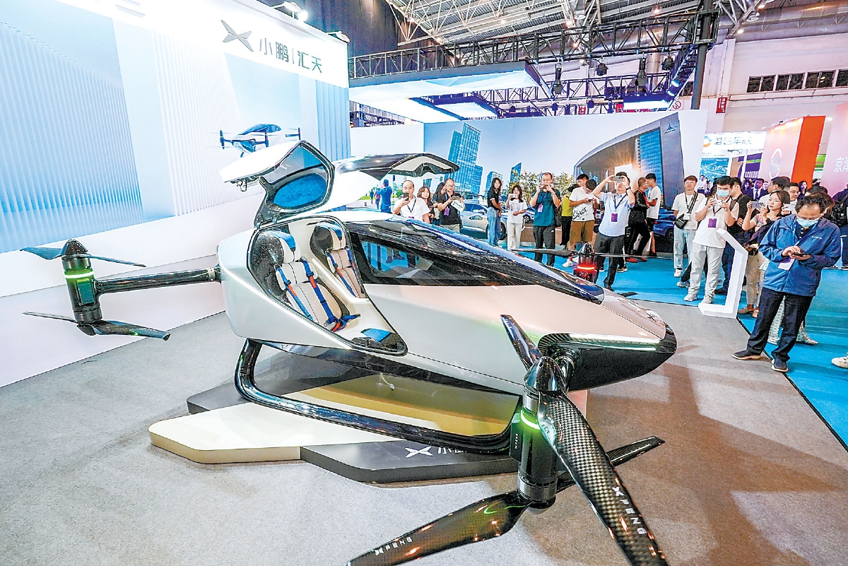9月21日,2023世界智能网联汽车大会在中国国际展览中心(顺义馆)开幕,本届大会以“聚智成势 协同向新——迈向商业化应用新征程”为主题,200余家展商带来国内外智能网联汽车及关联领域前沿科技和最新成果。图为参观者在一台“飞行汽车”前驻足。( 武亦彬 摄) 9月21日,2023世界智能网联汽车大会在中国国际展览中心(顺义馆)开幕,本届大会以“聚智成势 协同向新——迈向商业化应用新征程”为主题,200余家展商带来国内外智能网联汽车及关联领域前沿科技和最新成果。图为参观者在一台“飞行汽车”前驻足。( 武亦彬 摄)