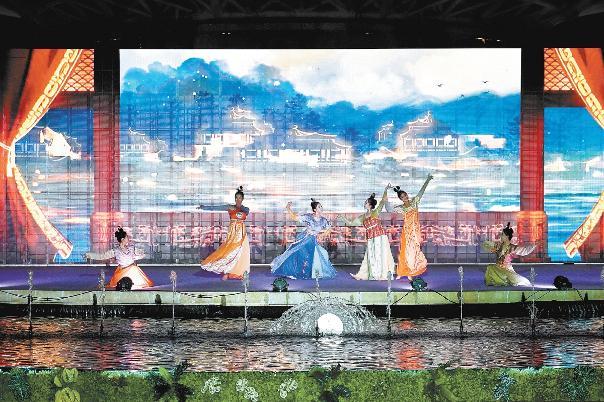 10月15日，2023亮马河风情水岸国际艺术季开幕式举办。（程功 摄）