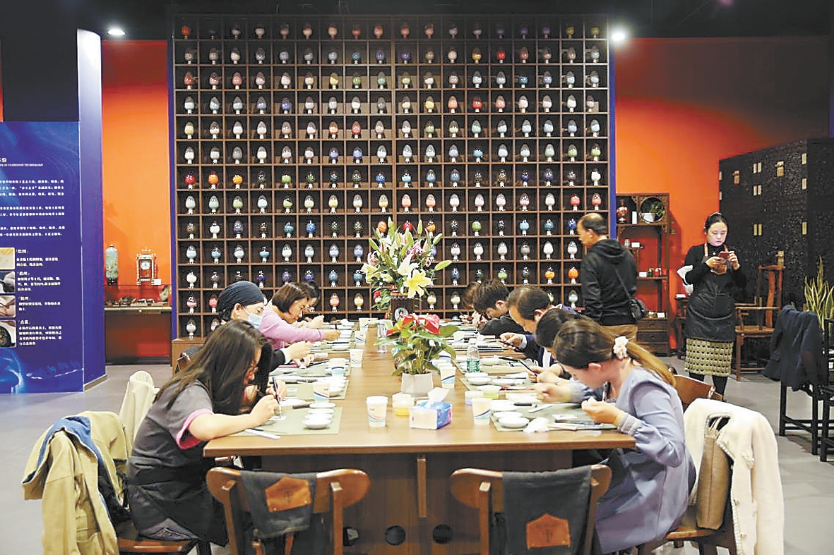 活动现场观众体验点蓝等工艺。