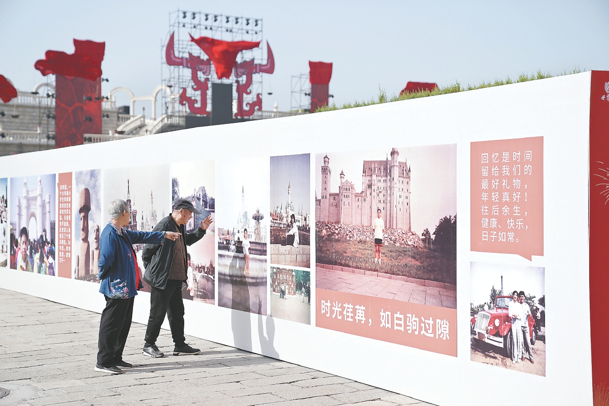 在公园门口，游客可穿越时光长廊，回顾公园历史。