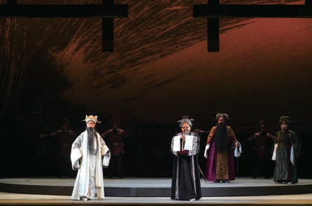 新编历史京剧《嬴驷与商鞅》剧照，王瀛政饰演嬴驷、于欣泽饰演商鞅、于帅饰演嬴虔、包岩饰演公孙贾。