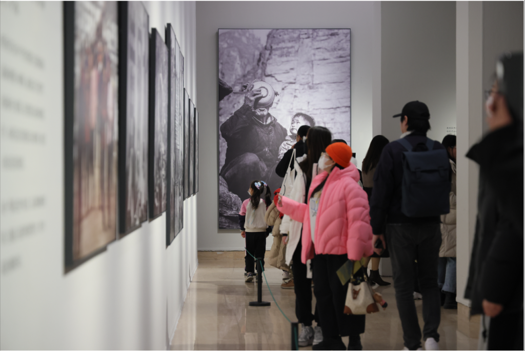 朱宪民摄影60年回顾展开展
