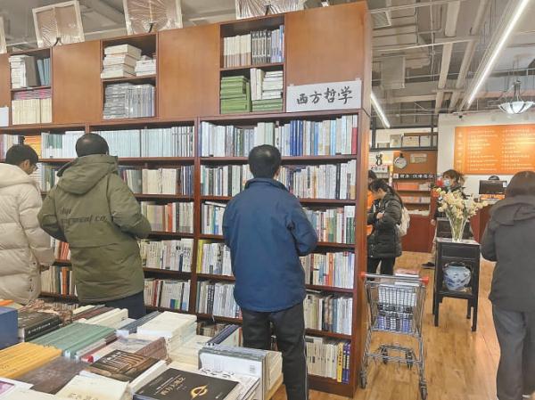 重新开张的万圣书园位于五道口购物中心三层，每天来淘书的读者络绎不绝。