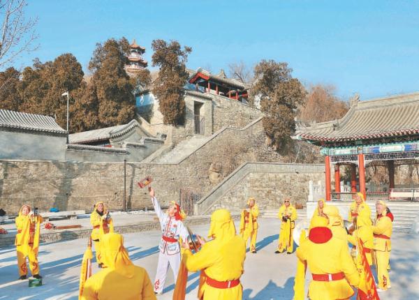 在石景山功碑阁，“秉心圣会”非遗表演喜迎新年。图为石锁表演。