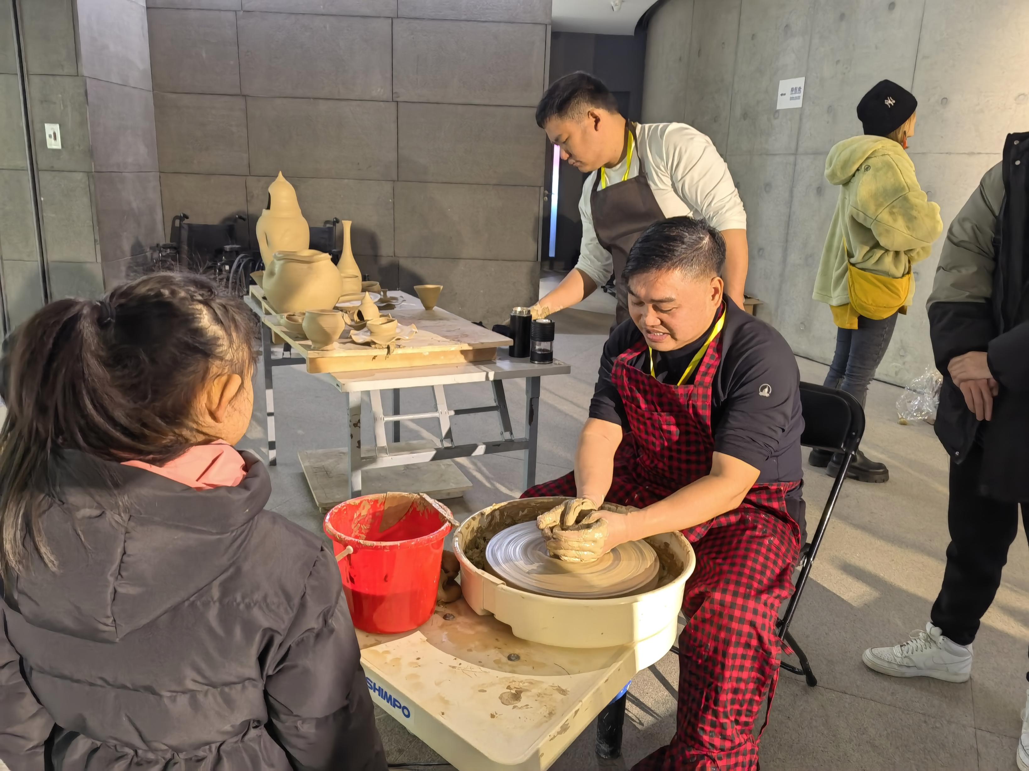 景德镇国际陶瓷双年展优秀作品巡展至央美 艺术家现场展示陶瓷技艺