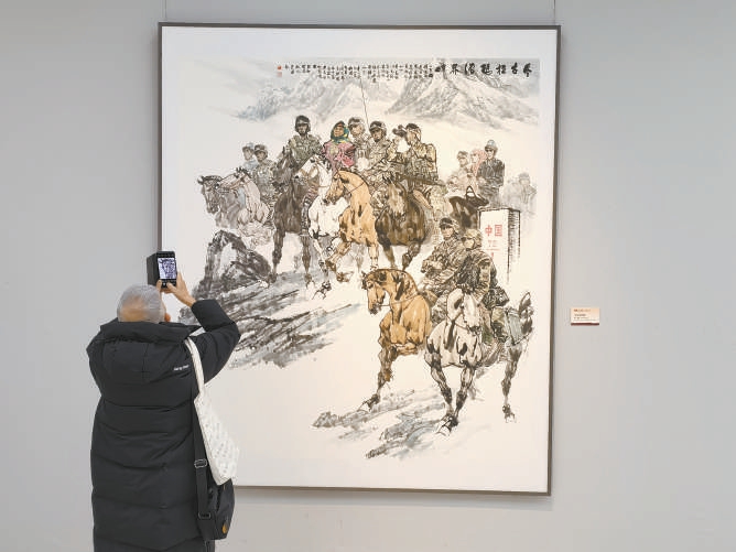 观众欣赏国画《冬古拉玛活界碑》。
