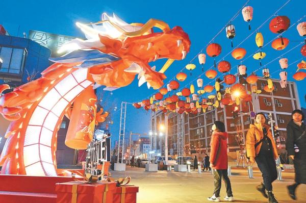 朝阳区以“春满 朝 阳·龙 腾 盛世”为主题开展景观布置工作。昨晚，一座飞龙造型的灯光装饰点亮THE BOX商圈。