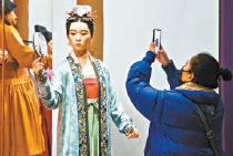 生动的复原人像吸引了观众目光。（邓伟 摄）