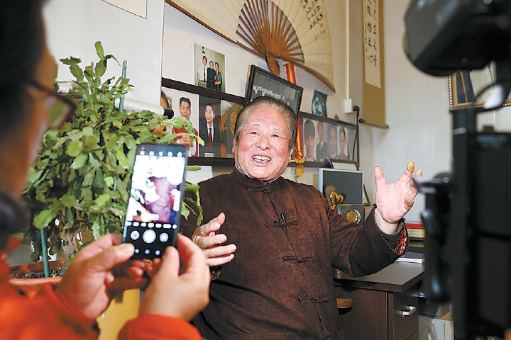牛玉亮在录制口技短视频节目。