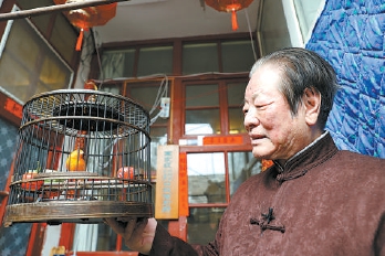 牛玉亮在观察模仿鸟类叫声。（武亦彬 摄）