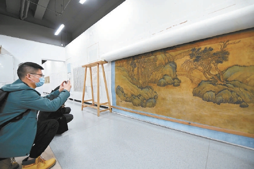 2021年3月29日，在故宫博物院文保科技部书画修复室，修复如新的巨幅古画《蒋懋德画山水图贴落》亮相。（和冠欣 摄）