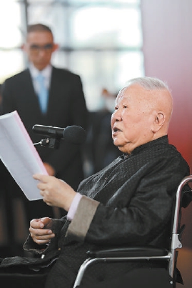 吴良镛先生在展览开幕现场发言。 （王建一 摄）