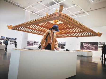 观众在展览现场仔细观看展品。（耿诺 摄）