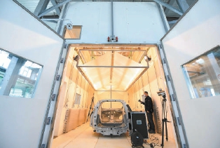 自然环境腐蚀实验站内，自然大气环境结构材料试验装置正在测试材料的耐腐蚀性。 （和冠欣 摄）