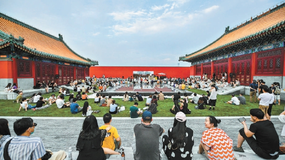 隆福大厦顶层的隆福文化中心将传统建筑和现代设计结合，成为京城知名文化活动空间，音乐节、艺术展、科技体验活动为市民带来多样化的文化盛宴。