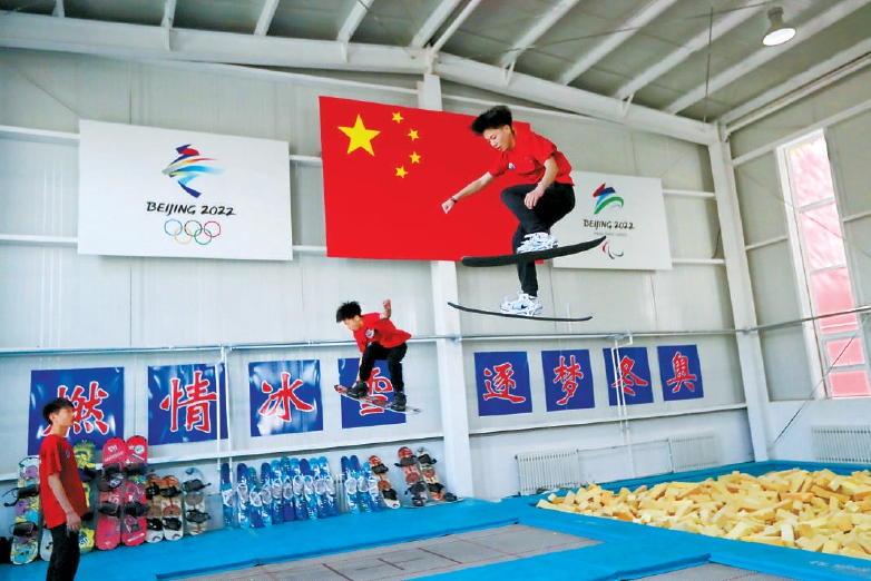 　在宣化二中的训练馆内，学生正在进行蹦床训练。蹦床训练是很多冬奥项目的模仿练习。