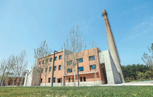 　　图为城市绿心四处遗址建筑之一的北京造纸七厂。（潘之望 摄）