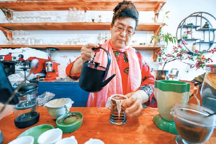 “杨阿姨的咖啡”主理人杨凤英正在用“土法”冲制咖啡。（邓伟 摄）