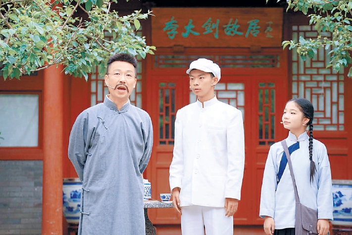 《播火者》剧照，左为王海蛟，中为邱嘉赫。（方非 摄）