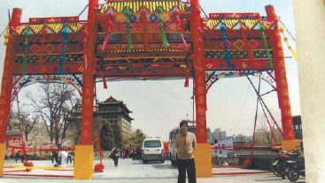 2007年，李连贵和他在北京明城墙遗址公园举办的农历三月三“蟠桃宫庙会”制作的彩牌楼（高6米，横宽13米）。