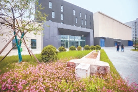 在通州华腾锦绣 Funs Town，老厂房提升改造后现代感十足，拆除的旧立柱设计为园区小景观，留下曾经的工业记忆。（武亦彬 摄）